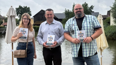 Präsentierten das Ferienprogramm 2026 im Rahmen des Schulfrühstücks: Jugendbeauftragte Franziska Köhler, Erster Bürgermeister Christian Hebert und Jugendbeauftragter Tobias Plonner (v. l.). (Bild: Franziska Köhler)