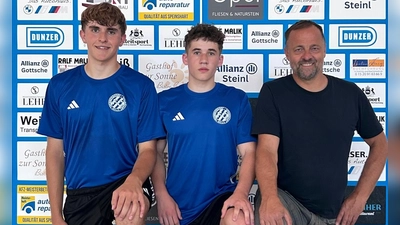 Die beiden Neuzugänge Jan Gebhard (links) und Luca Wolfram (Mitte) mit FCT-Vorstand Wolfgang Seitz. (Bild: Florian Dötsch)