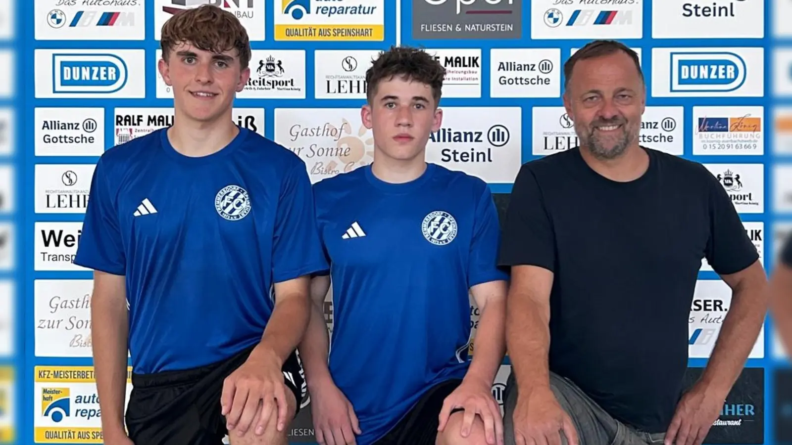 Die beiden Neuzugänge Jan Gebhard (links) und Luca Wolfram (Mitte) mit FCT-Vorstand Wolfgang Seitz. (Bild: Florian Dötsch)