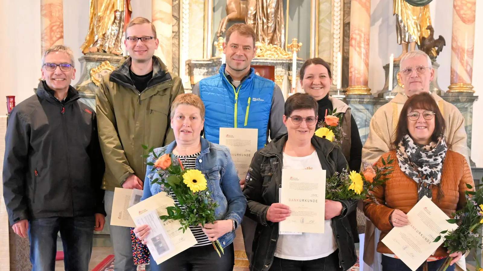 hintere Reihe v.l.n.r. Pfarrgemeidneratssprecher Heinirch Leitz, Alexander Puchta, Bernd Bauer, Lena Klieber, Pfarrer Norbert Große; vordere Reihe v.l.n.r. Marion Härtl, Elke Haderer, Theresia Wetzel. (Bild: Johann Bauer)