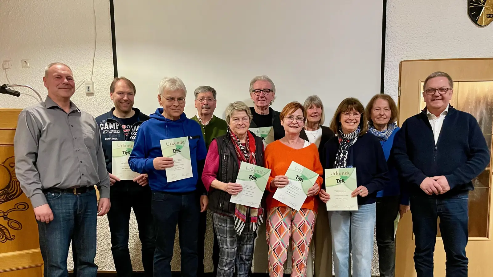 1. Vorstand Rainer Stauber gratuliert Eduard Hanauer zur Ehrenmitgliedschaft und ehrt Mitglieder für 40 und 25 Jahre Treue zur DJK Ammersricht. V.l.: 1. Vorstand Rainer Stauber, Markus Jäger, Franz Herget, Eduard Hanauer, Anni Feneis, Reinhard Zinkl, Hannelore Lösch, Ingrid Zinkl, Sybille Hausmann, Brigitte Huhn, Bürgermeister Martin Preuß.  (Bild: Eduard Hanauer)