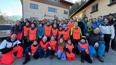 Viel Spaß und gute Erfolge auf den Skiern hatten die kleinen und großen Brettelfans bei der Familienskifahrt des Skiclubs Pistenschwinger Gössenreuth. Birgit Regner (links, kniend) und Harald Friedrich (rechts, kniend) leiteten die Fahrt. (Bild: Gerald Morgenstern)