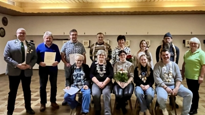 Gauschriftführer Dominik Brenner und Schützenmeisterin Hildegard Werner mit den Geehrten und Würdenträgern. (Bild: Kerstin Krämer-Höreth)