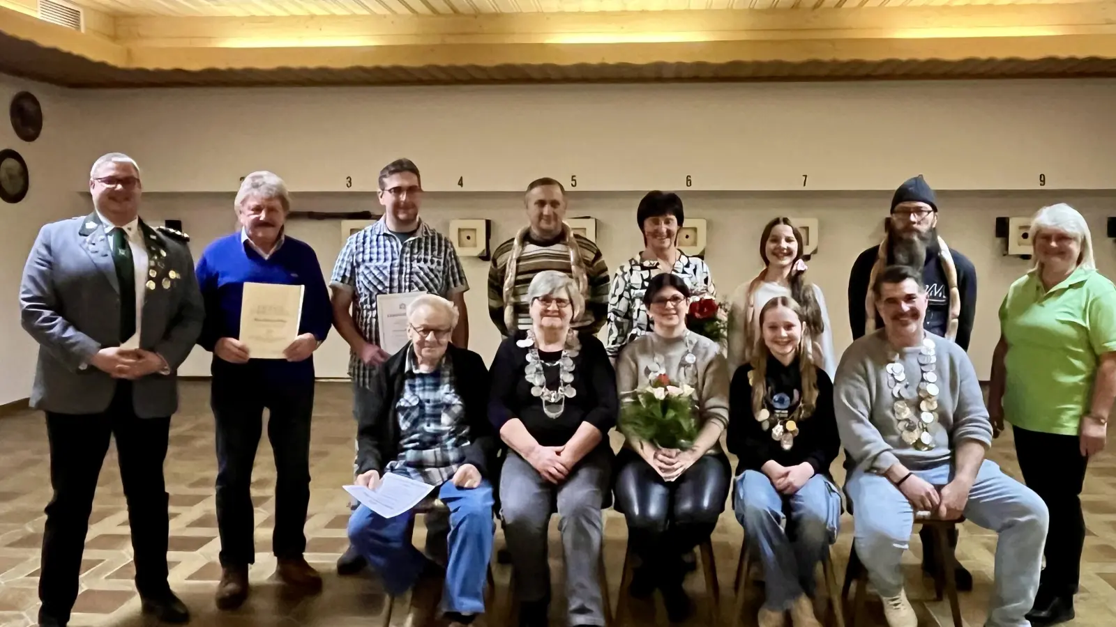 Gauschriftführer Dominik Brenner und Schützenmeisterin Hildegard Werner mit den Geehrten und Würdenträgern. (Bild: Kerstin Krämer-Höreth)