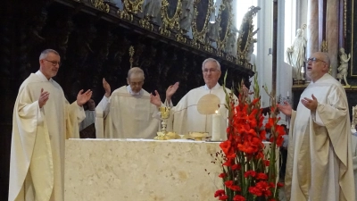 In der vollbesetzten Basilika feierte Pfarrer Josef Triebenbacher sein 50-jähriges Priesterjubiläum. Dekan Thomas Vogel (links) hielt die Festpredigt. (Bild: Alfons Prechtl )