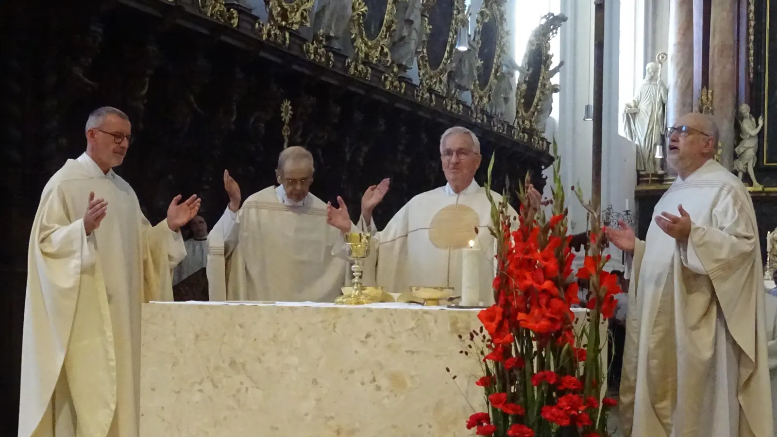 In der vollbesetzten Basilika feierte Pfarrer Josef Triebenbacher sein 50-jähriges Priesterjubiläum. Dekan Thomas Vogel (links) hielt die Festpredigt. (Bild: Alfons Prechtl )