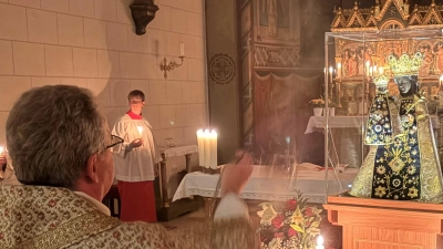 Bei „Madonna zu Gast“ machte das Gnadenbild der Schwarzen Madonna auf ihrem Weg durch das Bistum auch Station in der Pfarrkirche St. Nikolaus Unterauerbach. (Bild: Franz Grabinger)