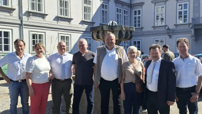 Von links: Georg Sollfrank, Felicitas Gleißner, Herbert Seitz, Markus Fichtner 3. Bgm, Michael Schedl 1. Bgm, Alexandra Morgado 2. Bgm , Herrmann Lobinger und Andreas Mark. (Bild: Felicitas Gleißner)