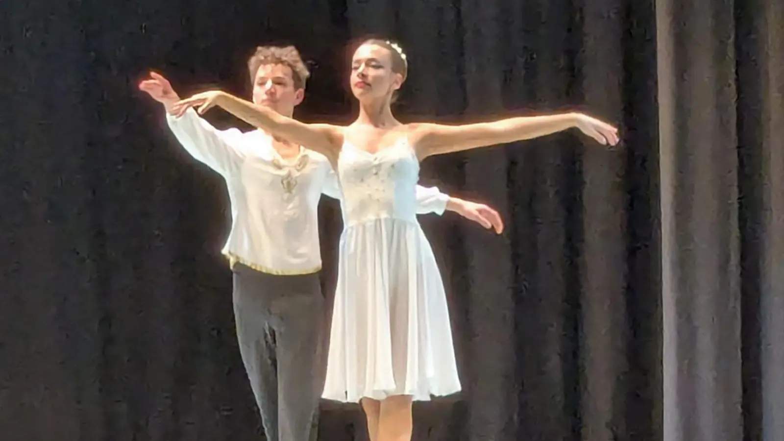 Leonie Haaf und Philipp Kastner bei ihrem „Pas de deux“. (Bild: Thomas Bartmann)
