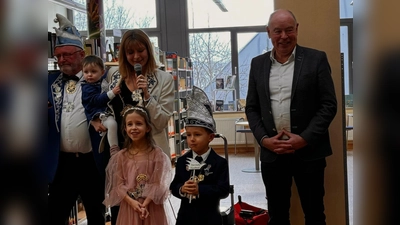Gemeinsam mit Bürgermeister Roland Strehl begrüßte die Narrhalla-Präsidentin Denise Forster die Faschingsgäste in der Kümmersbrucker Gemeindebücherei. Zur guten Stimmung trug auch das Kinderprinzenpaar Konrad I und Annalena I mit ihrem Gedicht bei. (Bild: Monika Fuchs-Fechtner)