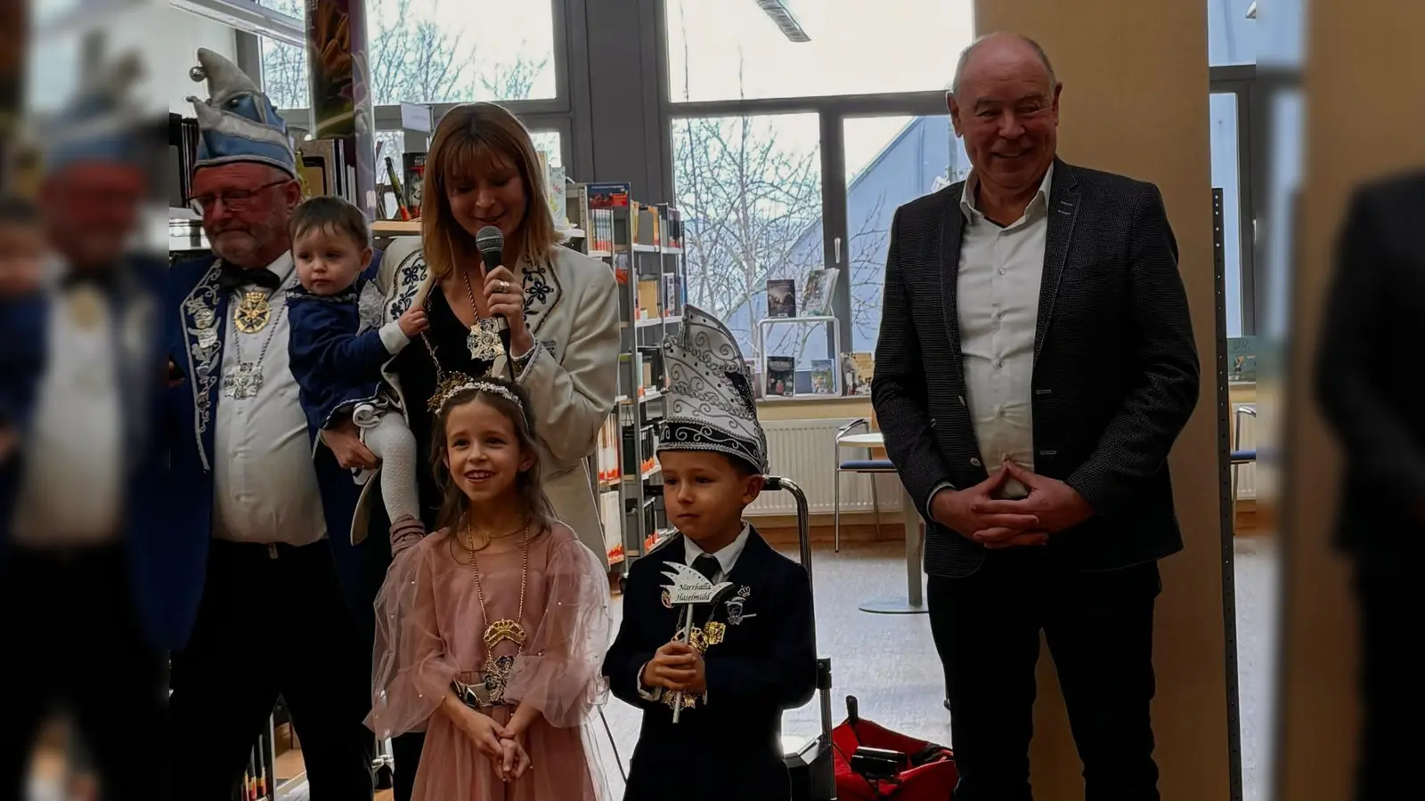 Gemeinsam mit Bürgermeister Roland Strehl begrüßte die Narrhalla-Präsidentin Denise Forster die Faschingsgäste in der Kümmersbrucker Gemeindebücherei. Zur guten Stimmung trug auch das Kinderprinzenpaar Konrad I und Annalena I mit ihrem Gedicht bei. (Bild: Monika Fuchs-Fechtner)