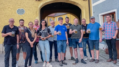 Der Festausschuss sowie weitere Vertreter der Ortschaften und Vereine besichtigten die Klosterbrauerei Kemnath  (Bild: Hans Walter )