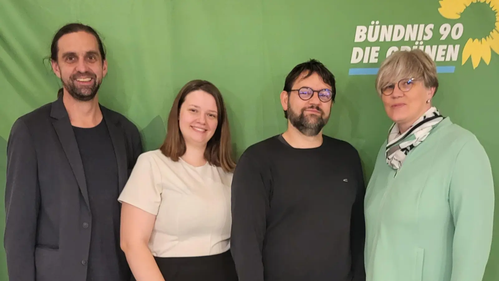Fabian Keppler-Stobrawe (2.v.r.) ist neuer Co-Sprecher des Grünen-Kreisverbandes; mit im Bild Kreissprecherin Monika Schneider, Bezirkssprecherin Madeleine Schneider und Landratskandidat Josef Schmidt (von rechts).  (Bild: Ute Döhler)