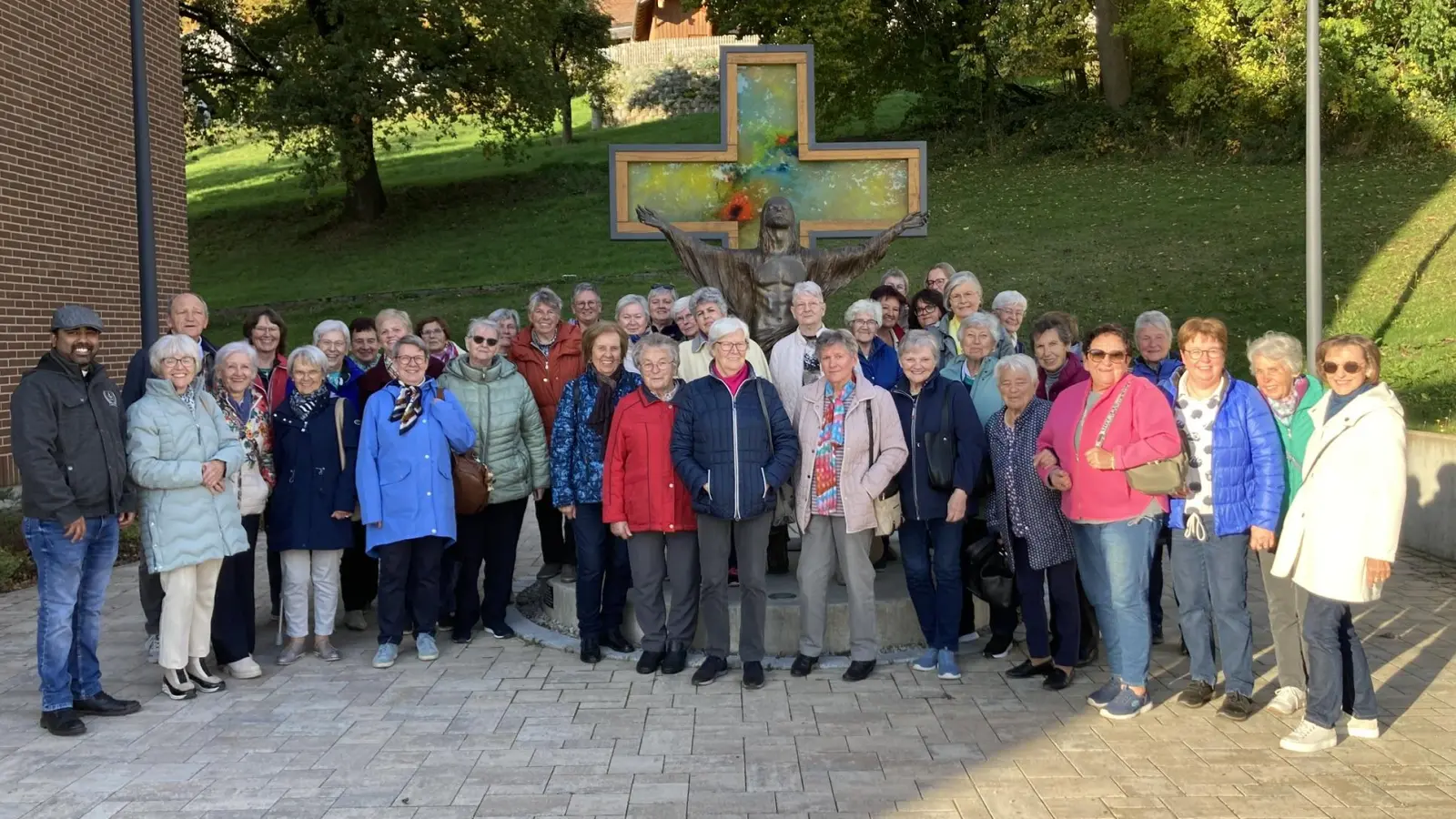 Gruppenfoto mit Pater Praveen vor der Pfarrkirche St. Andreas in Runding (Bild: Stefan Müller)
