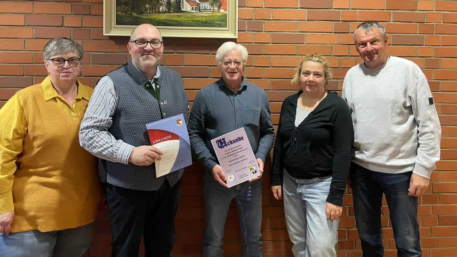 Kreisvorsitzende Gisela Witt, Blaskapellen Vorsitzender Michael Ebnet, Franz Cermak, Sabine Schreglmann und 2. Bürgermeister Hans Beutner (von links nach rechts) nach der Urkundenvergabe zu den Ehrungen. (Bild: Karolin Murr)