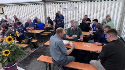 Hochkonzentrierte Spieler und Spielerinnen bei Schafkopf-Spiel am Silberberg in Fürnried. (Bild: Jochen Kellner-Bodendörfer)