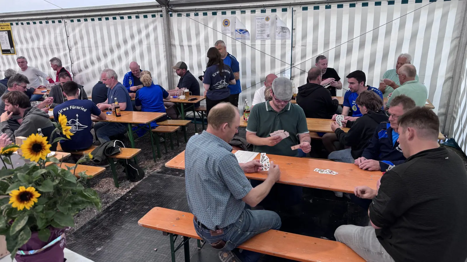 Hochkonzentrierte Spieler und Spielerinnen bei Schafkopf-Spiel am Silberberg in Fürnried. (Bild: Jochen Kellner-Bodendörfer)