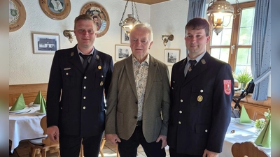Herbert Zieglers Herz hängt an seiner Feuerwehr in Heinersreuth. Die besten Glückwünsche und den Dank der Freiwilligen Feuerwehr überbrachten Vorsitzender Matthias Friedl (re.) und Beisitzer Stefan Schleicher (li.).  (Bild: Michael Wiesnet)