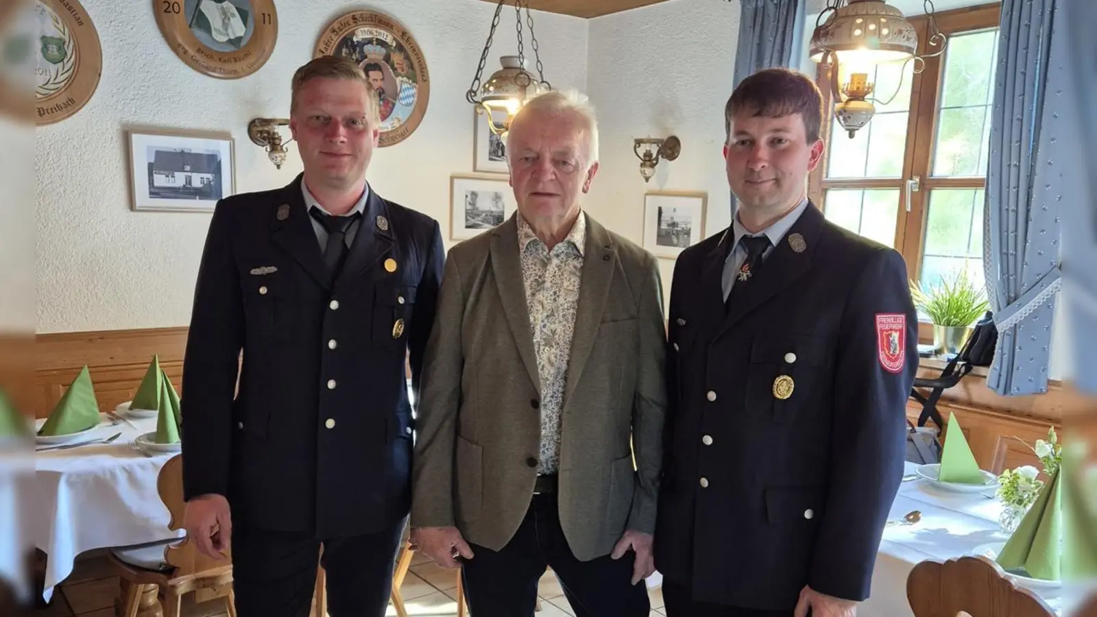 Herbert Zieglers Herz hängt an seiner Feuerwehr in Heinersreuth. Die besten Glückwünsche und den Dank der Freiwilligen Feuerwehr überbrachten Vorsitzender Matthias Friedl (re.) und Beisitzer Stefan Schleicher (li.).  (Bild: Michael Wiesnet)
