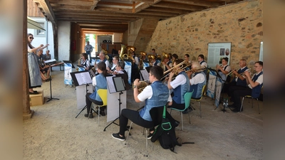 Die Blaskapelle Konnersreuth gibt an diesem Sonntag, 11. Januar ab 15 Uhr ein Neujahrskonzert in der Pfarrkirche St. Laurentius. Unter der Leitung von Laura Dietl (links) gibt es ein festliches Konzert. Der Eintritt dazu ist frei. Unser Bild zeigt sie beim Auftritt der letztjährigen Serenade im Schafferhof. (Bild: Josef Rosner)