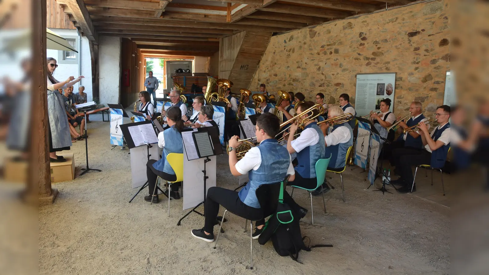 Die Blaskapelle Konnersreuth gibt an diesem Sonntag, 11. Januar ab 15 Uhr ein Neujahrskonzert in der Pfarrkirche St. Laurentius. Unter der Leitung von Laura Dietl (links) gibt es ein festliches Konzert. Der Eintritt dazu ist frei. Unser Bild zeigt sie beim Auftritt der letztjährigen Serenade im Schafferhof. (Bild: Josef Rosner)