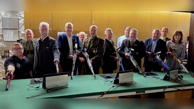 Die Ehrengäste beim Eröffnungsschießen mit OSB-Präsident Franz Brunner (3.v.l.), 1. Bürgermeister und Schirmherr Bernhard Lindner (4.v.l.) und 1. Schützenmeister Werner Wendl (6.v.l.). (Bild: Georg Hausmann)