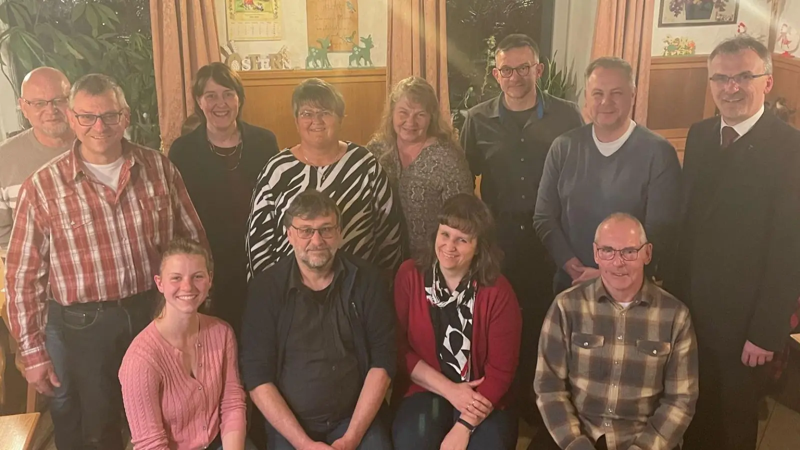 Hinten (v.li.): Beisitzer German Martetschläger, Hubert Schinner, Kassenleiterin Judith Barth, Beisitzer Birgit Tanner, Monika Schultes, Norbert Herrmann, Kassenprüfer Markus Schraml, Präses Pfarrer Martin Besold. Vorne (v.li.): Jugendbeauftragte Melanie Schultes, erster Vorsitzender Wenz Brenner, zweite Vorsitzende Heidi Banzer, Seniorenbeauftragter Johann Fütterer.  (Bild: Simone Schultes)