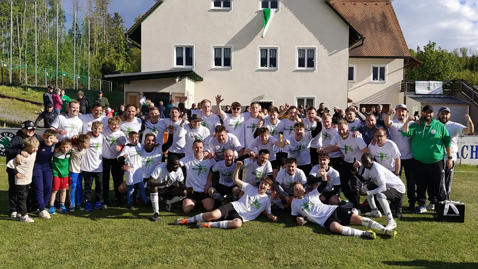 Der Meister der Kreisklasse 2024/25 - der SV Pechbrunn nach dem letzten Spiel! (Bild: Markus Renner)