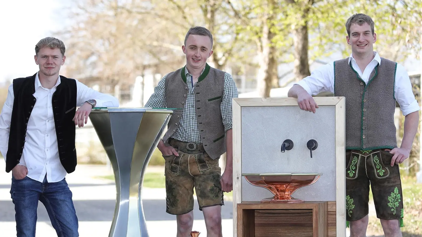 Die drei Kursbesten mit ihren Meisterstücken: den ersten Platz belegte Anton Wendl aus Bischofswiesen (rechts), den zweiten Platz sicherte sich Kilian Ziegltrum aus Mainburg (links) und auf dem dritten Platz landete Josef Roth aus Oberviechtach. (Bild: Fotostudio Hackl)