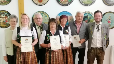 Die geehrten Mitglieder für langjährige Mitgliedschaft und für besondere Verdienste im Verein. Von links: Annimarie Englhard, Christina Witetschek, 2. Schützenmeister Josef Hirsch, Yvonne Dzalakowski, Hermine Wenkmann, Georg Bauer und 1. Schützenmeister Johannes Wenkmann (Bild: Hermann Schmidt)