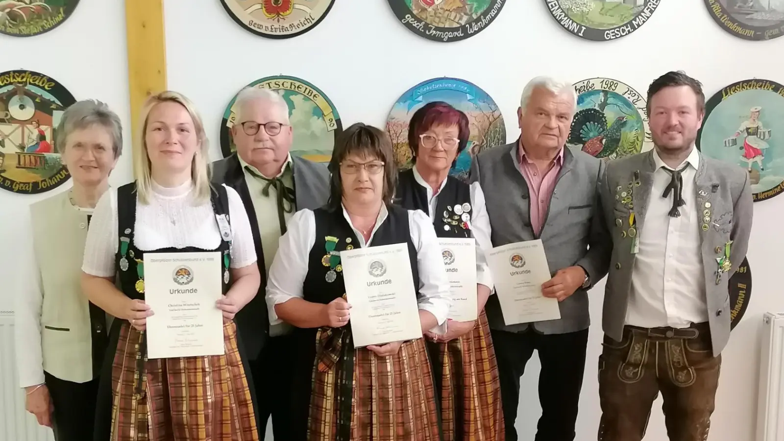 Die geehrten Mitglieder für langjährige Mitgliedschaft und für besondere Verdienste im Verein. Von links: Annimarie Englhard, Christina Witetschek, 2. Schützenmeister Josef Hirsch, Yvonne Dzalakowski, Hermine Wenkmann, Georg Bauer und 1. Schützenmeister Johannes Wenkmann (Bild: Hermann Schmidt)