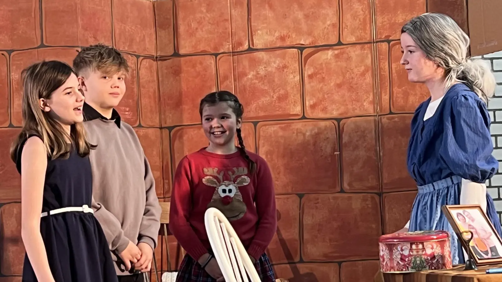 Das Schulspiel „Lotta feiert Weihnachten” kam bei den Lehrern und Schülern der Realschule Auerbach sehr gut an. (Bild: Heidi Kurz)