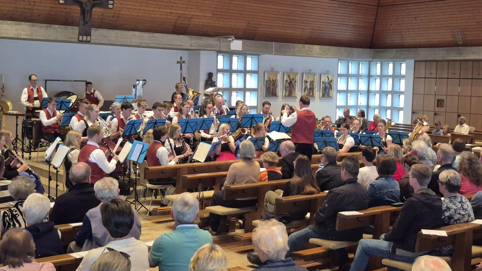 Die Musikkapelle Ursensollen unter der Leitung von Stefan Neger (Bild: Sabine Pöhlmann)