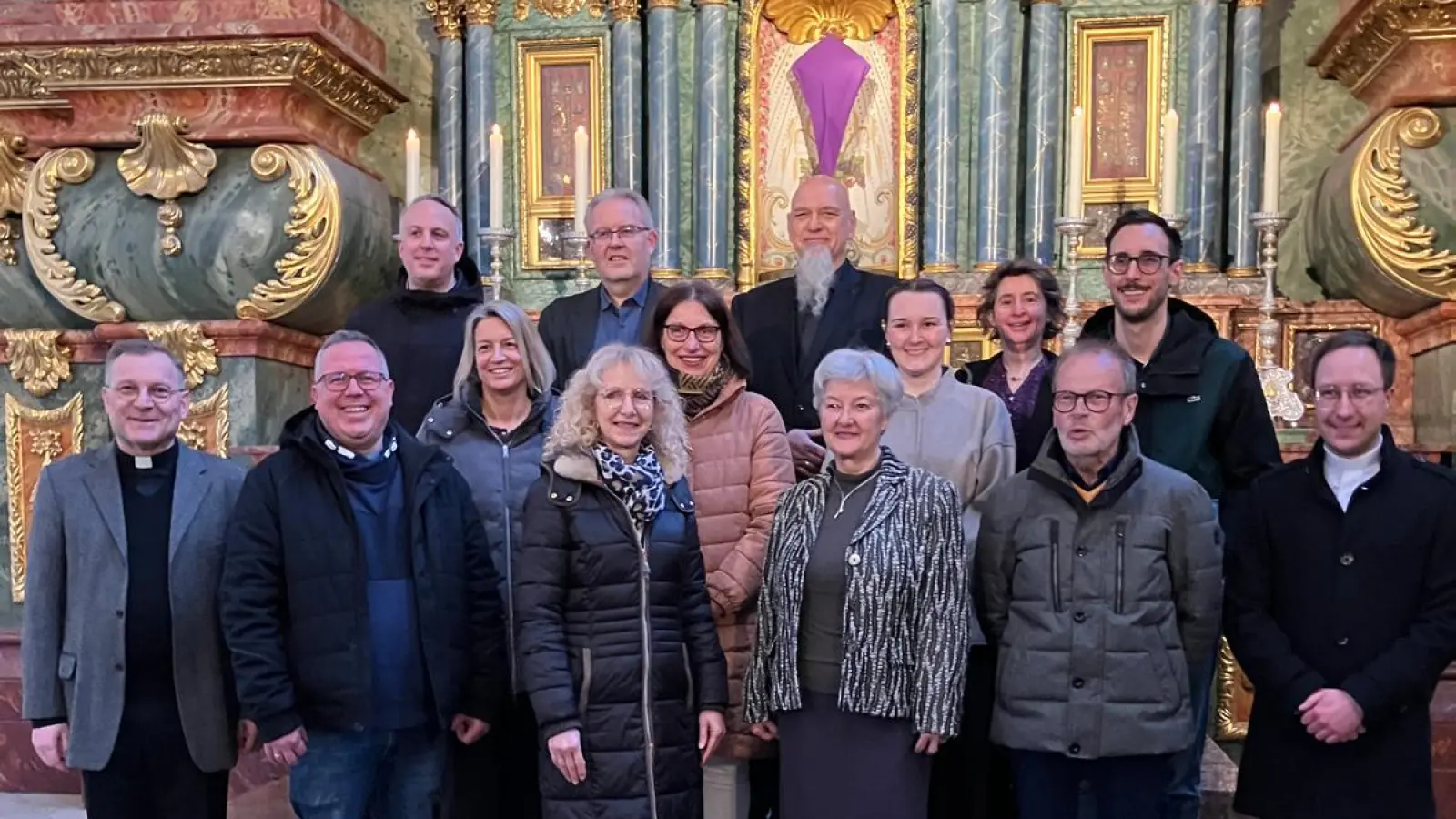 Der neue Pfarrgemeinderat von St. Georg Amberg (von links nach rechts) vordere Reihe: Pfarrer Markus Brunner, Jakob Echinger, Petra Lindner, Cornelia Seel, Reiner Busch, Kaplan Johannes Spindler; mittlere Reihe: Bettina Echinger, Barbara Ritz, Julia Geißdörfer, Oliver Weiß; obere Reihe: Christoph Hallmich, Michael Suttner, Ulrich van Brakel und Gemeindereferentin Gabriele Papp. Nicht auf dem Bild: Bettina Waldmann, Alexander Bachmann, Michael Graubmann, Angelika Wallner (Bild: Sabine Weiß)