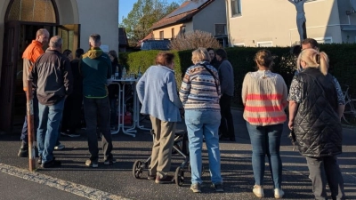 Der Ausklang der Veranstaltung war geprägt von geselligem Austausch zwischen den Besuchern. (Bild: Regina Probst)