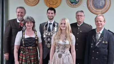 1. Reihe v. li. nach re: Schützenliesl Claudia Bodensteiner, Jugendkönigin Mia Horoszak, 2. Reihe: 1. Schützenmeister Ludwig Kraus, Schützenkönig Tobias Bodensteiner, 2. Schützenmeister Armin Bauer, 1. Gauschützenmeister Klaus Ketzler. (Bild: Angelika Stahl)