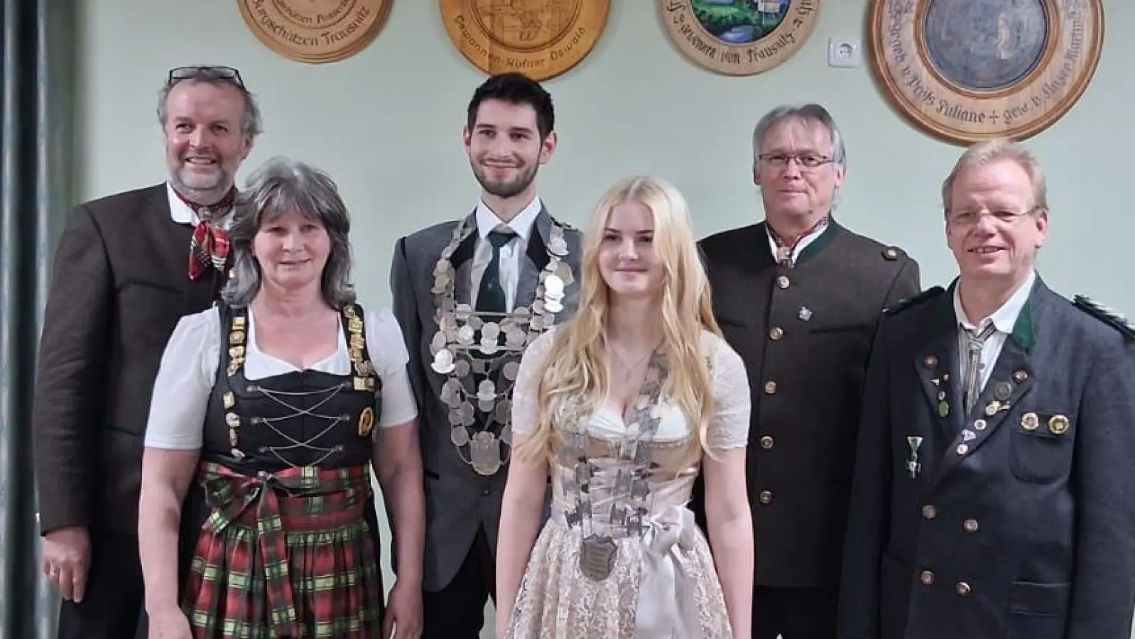 1. Reihe v. li. nach re: Schützenliesl Claudia Bodensteiner, Jugendkönigin Mia Horoszak, 2. Reihe: 1. Schützenmeister Ludwig Kraus, Schützenkönig Tobias Bodensteiner, 2. Schützenmeister Armin Bauer, 1. Gauschützenmeister Klaus Ketzler. (Bild: Angelika Stahl)