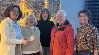 Spendenübergabe: v.l. Ulrike Guttenberger, Agnes Frischholz, Monika Kellermann, Hedwig Reger, Elisabeth Schieder. (Bild: Ulrike Guttenberger)