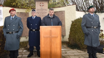 Bürgermeister Dieter Dehling bei der Gedenkansprache bei der Feierstunde zum Volkstrauertag in Illschwang; (links daneben) Heiko Burkhardt (Obergefreiter d.R./früherer 1.Vorstand der SRK Illschwang); am Kriegerdenkmal hatte auch eine Ehrenwache Aufstellung genommen. (Bild: Norbert Weis)