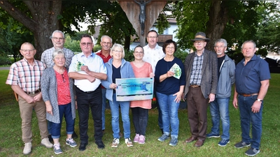 Übergabe der Dreifachspende für die Innenrenovierung der simultanen Filialkirche in Götzendorf beim Flurkreuz in Ödputzberg (Bild: Norbert Weis )