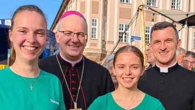 Theresa Popp und Emilia Aust zusammen mit Bischof Christian Würtz und Pfarrer Michael Polster.  (Bild: Theresa Popp)