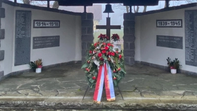 Am Mahnmal legte Bürgermeisterin Sonja Meier am Volkstrauertag einen Kranz nieder. (Bild: Annemarie Mösbauer)