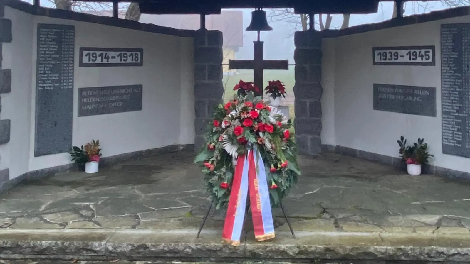 Am Mahnmal legte Bürgermeisterin Sonja Meier am Volkstrauertag einen Kranz nieder. (Bild: Annemarie Mösbauer)