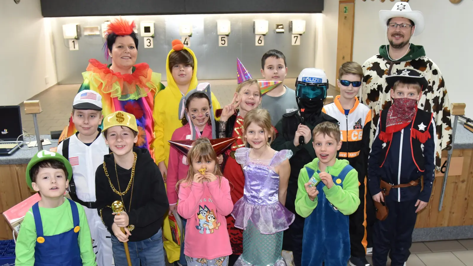 Die Kinder mit den Vertretern der Jugendleitung Steffi Kordein Kubeng (li. hinten) und Florian Kubeng (re. hinten) bei der Preisverteilung. (Bild: Reiner Hoffmann)