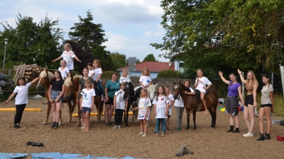 <br>14 Kinder waren mit Begeisterung bei den Ponys am Remmererhof. Sie machten mit ihnen und der Reitpädagogin und Reittherapeutin Andrea Stefinger und unterstützt von Helferinnen, viele Aktionen.<br> (Bild: Peter Garreiss)