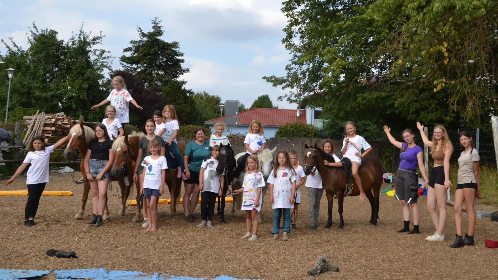 <br>14 Kinder waren mit Begeisterung bei den Ponys am Remmererhof. Sie machten mit ihnen und der Reitpädagogin und Reittherapeutin Andrea Stefinger und unterstützt von Helferinnen, viele Aktionen.<br> (Bild: Peter Garreiss)