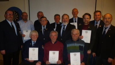 Das Führungsteam mit den Geehrten. Ihnen gratulierten Bezirkschef Andree Pöppich, Bürgermeister Ludwig Biller ( stehend 1. und 3. von links), und Kreisvorsitzender Manfred Zettl (vorne rechts). (Bild: Siegfried Bock)