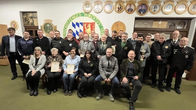 Bürgermeister Knobloch (links) und 2 Gauschützenmeister Karl Tusch (rechts) mit den Geehrten und Gewählten. (Bild: Roland Rupprecht)