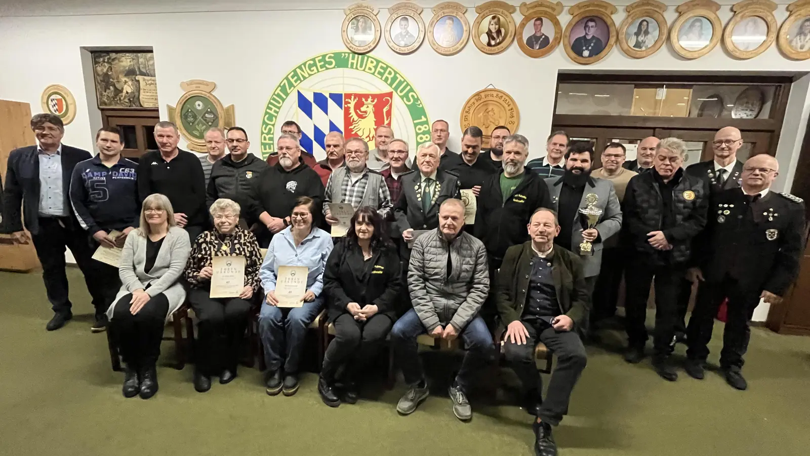Bürgermeister Knobloch (links) und 2 Gauschützenmeister Karl Tusch (rechts) mit den Geehrten und Gewählten. (Bild: Roland Rupprecht)