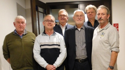 Bürgermeister Preuß mit der neu gewählten Vorstandschaft des Briefmarkensammlervereins 1904 Amberg e.V. (v.l.: Helmut Schweimer, Wolfgang Grasser, Klaus Tschierschke, Heinz Bauer und Andreas Heinl.)  (Bild: Heinz Bauer)